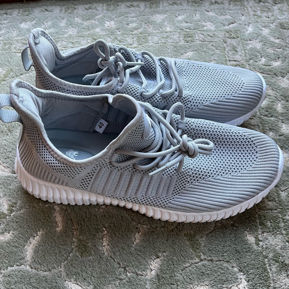 NWOT 5k trip sneakers